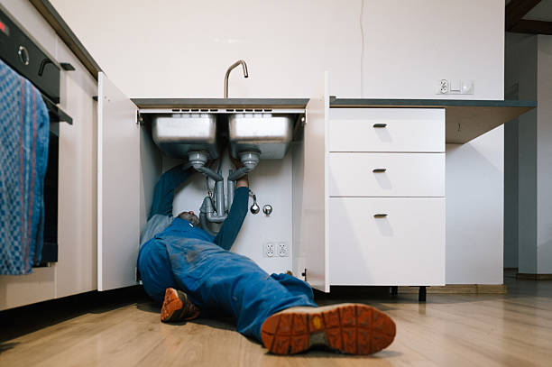 Professional Emergency Plumber technician working in Rohrersville, MD